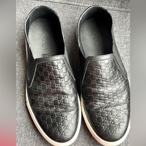 Black leather Gucci slip on shoe. Size 37.5